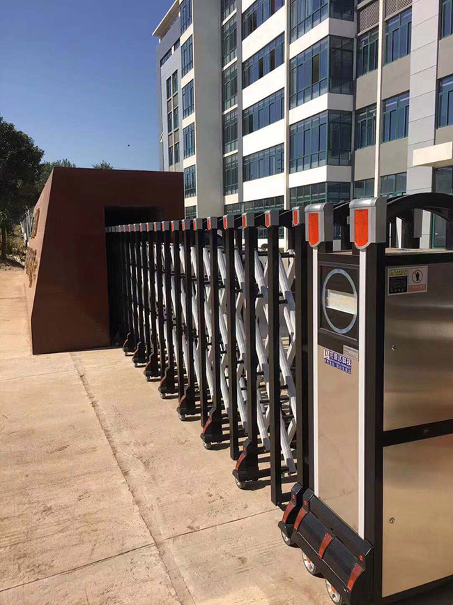 蓝格集团利通新材料电动门